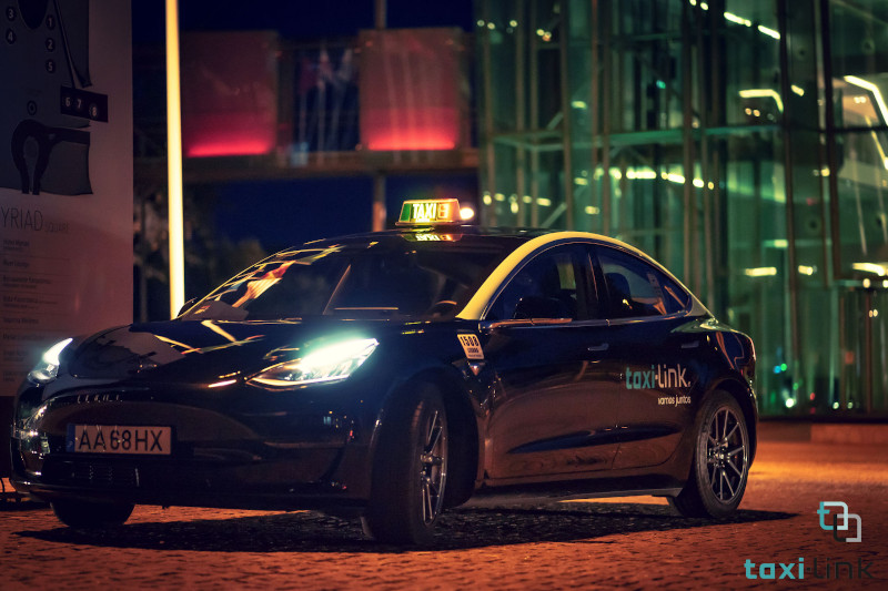 Tesla na Taxi-Link